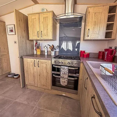 Lovely Caravan With Seaviews, Wi-Fi And Decking Near Pakefield Beach Ref 68040Cr Lowestoft Exterior photo