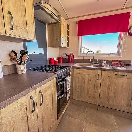 Lovely Caravan With Seaviews, Wi-Fi And Decking Near Pakefield Beach Ref 68040Cr Lowestoft Exterior photo